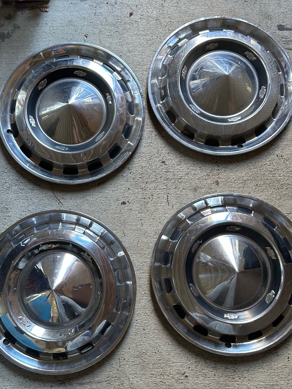 Vintage Classic Silver Hubcap Set 4- wheel cover Chevy logo